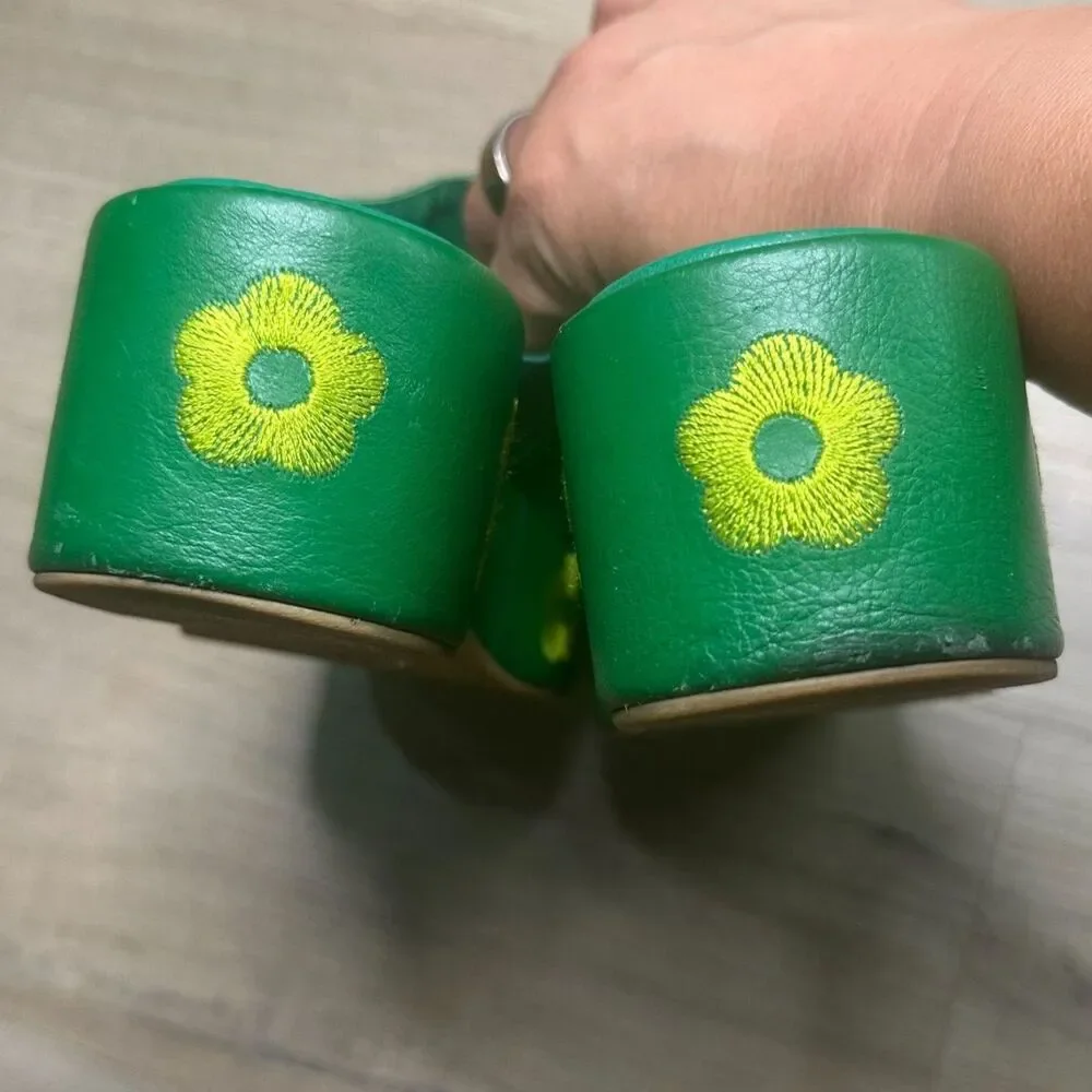 Lisa Says Gah Dakota Women's Clogs Green Leather Yellow Stitched Flowers